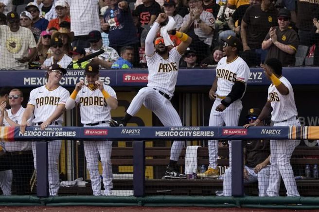 教士小塔提斯(中)在休息区情绪高昂。（美联社）