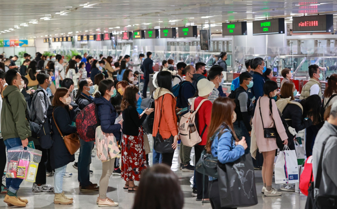 医师黄轩发文提醒，机场3处容易受病菌污染，应做好个人防护。（图／示意图，记者陈麒全摄影）