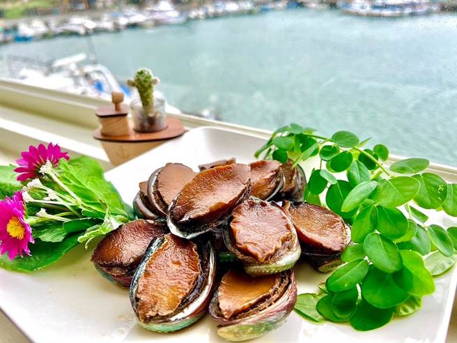 新北市渔业处和贡寮区渔会辅导养殖户进行加工，推出「贡寮鲍」（九孔鲍及黑盘鲍）组合，并配合即将到来的母亲节推出免运优惠活动。（新北市渔业处提供）