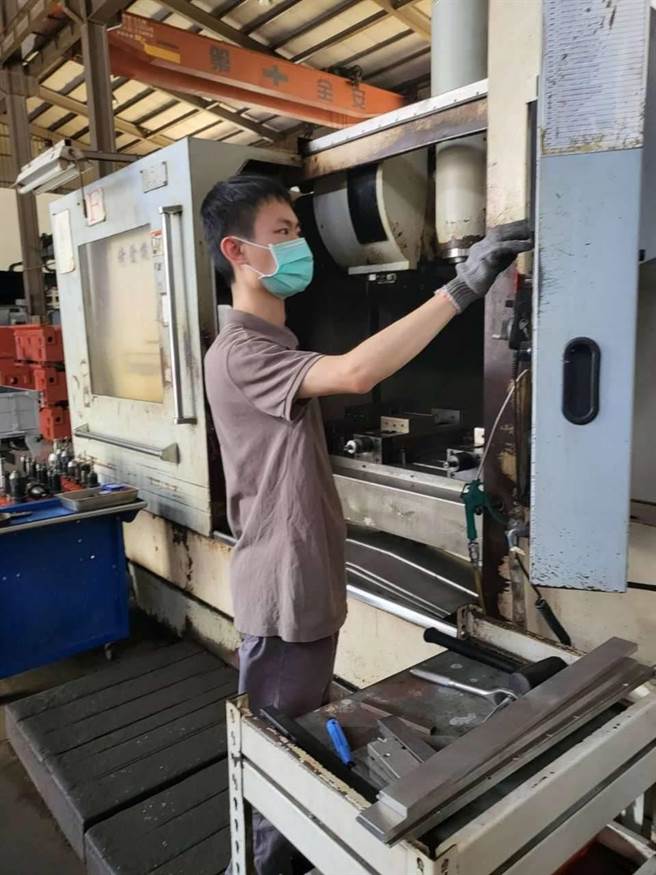 从未接触CNC铣床的小昕接受推介到传产工作，至今已稳定就业18个月。(中彰投分署提供)