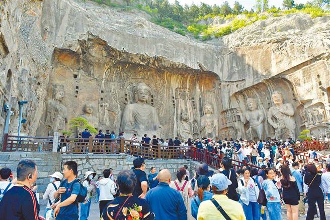 大陆「五一」假期掀起报復性出游潮，但避免每年连假出游贵又累，大陆专家推广企业灵活休假和学生春秋假制度。（新华社）