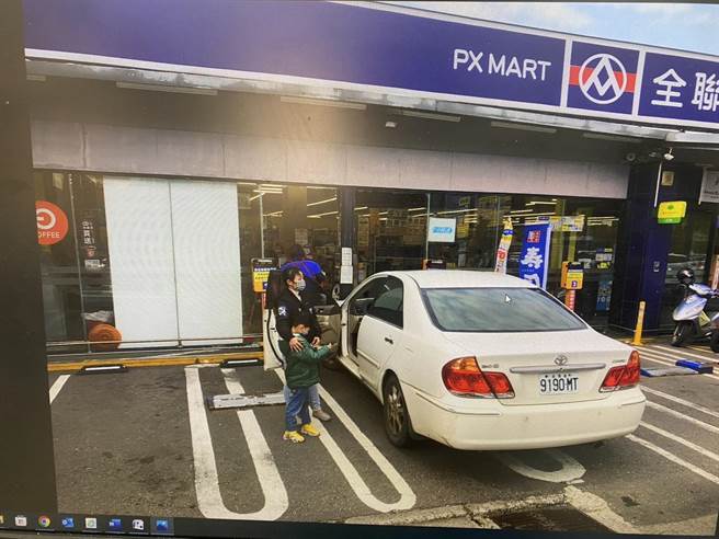 停车购物撞破全联落地窗，网友戏称「请支援玻璃」。(警方提供／吕筱蝉桃园传真)