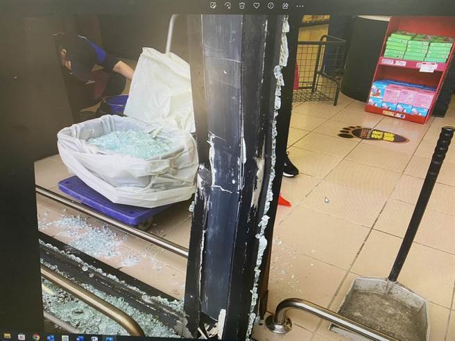 停车购物撞破全联落地窗，网友戏称「请支援玻璃」。(警方提供／吕筱蝉桃园传真)