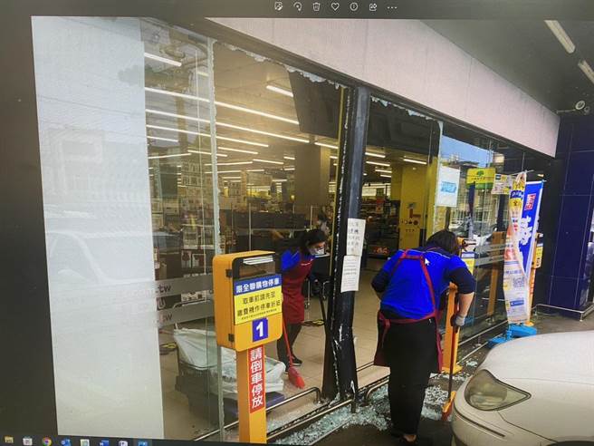 停车购物撞破全联落地窗，网友戏称「请支援玻璃」。(警方提供／吕筱蝉桃园传真)