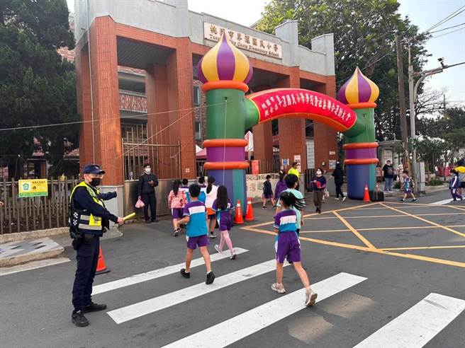 桃园市大园警方扩大取缔路口不停让行人专案。(警方提供／吕筱蝉桃园传真)