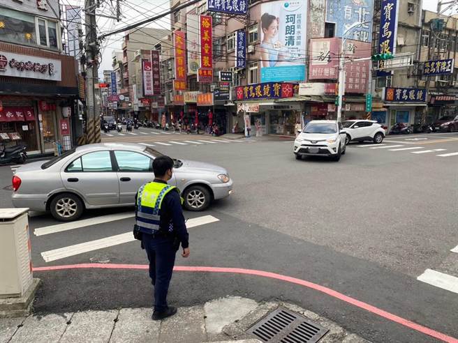 桃园市大园警方扩大取缔路口不停让行人专案。(警方提供／吕筱蝉桃园传真)