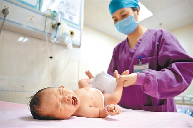 大陆智库「育娲人口研究」最新报告显示，大陆是全球养育孩子成本第二高的国家，仅次于韩国。（中新社资料照片）