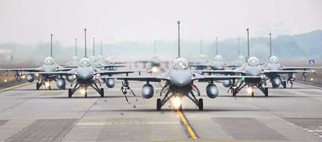 F-16V交机延宕付款却照旧　蓝委嘆台湾被当盘子。(资料照)