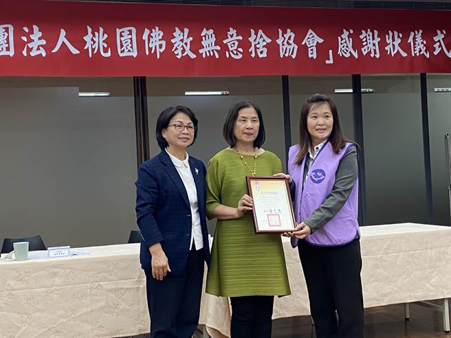 「社团法人桃园佛教无意舍协会」募得一批课外读物，并在今天捐赠给吉隆坡台湾学校，教育部国际司长李彦仪（中）颁发感谢状。（林志成摄）