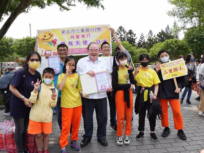 三重先啬宫董事长李乾龙响应区公所的公益活动，与慢飞天使一同前往六福村。（黄敬文摄）