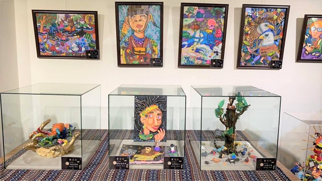 黄清棣画展以海洋生物、非洲大草原、可爱动物为主题，共展出15件画作及8件捏塑作品。（新北市教育局提供）