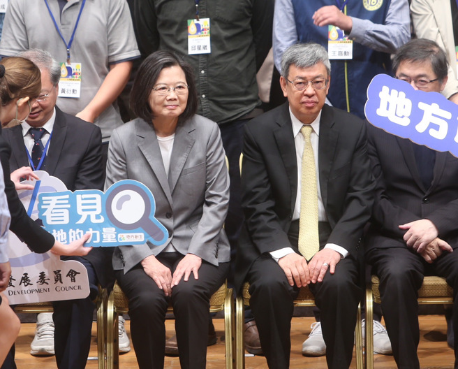 蔡英文总统（左二）及行政院长陈建仁（右二）1日连袂出席「2023地方创生论坛暨展览市集」，并合影留念。（陈怡诚摄）