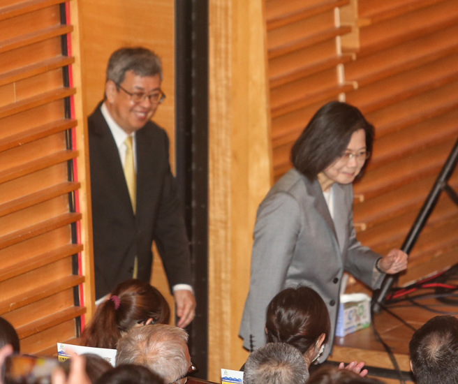 蔡英文总统（右）、行政院长陈建仁（左）1日连袂出席「2023地方创生论坛暨展览市集」。（陈怡诚摄）