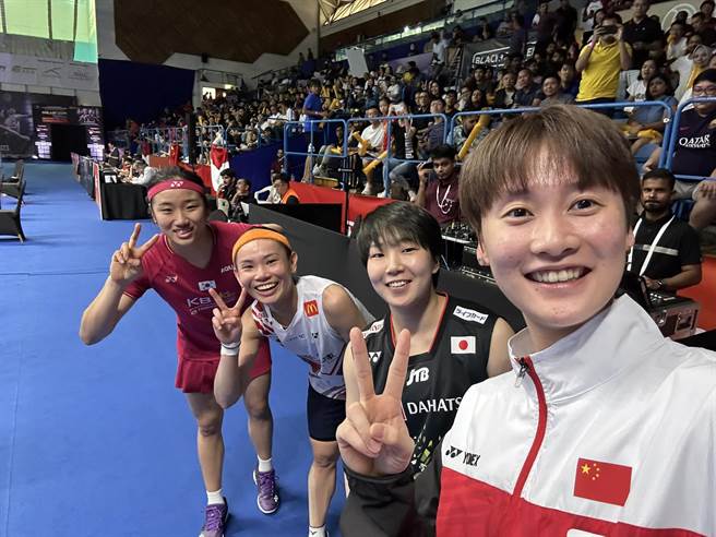 台湾羽球女单一姐戴资颖甫于亚洲羽球锦标赛摘金，赛后与大陆选手陈雨菲、日本选手山口茜、韩国选手安洗莹合影。（翻摄自戴资颖脸书）