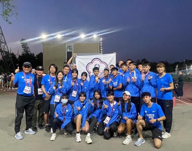 中华小将在亚青少田径锦标赛夺得3金3银1铜，田协理事长叶政彦宣布颁发奖金给选手和教练。(中华田协提供)