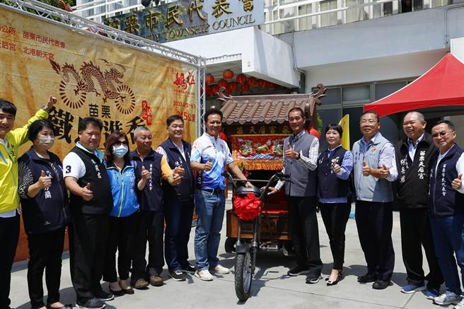 苗栗县政府秘书长陈斌山、苗栗市长邱镇军、北港朝天宫董事长蔡咏锝、代表会主席陈仁杰等人共同号召单车骑士一起进香。（李京升摄）