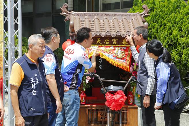 苗栗市公所今年更强化妈祖三轮车性能，有油、电混合动力。（李京升摄）