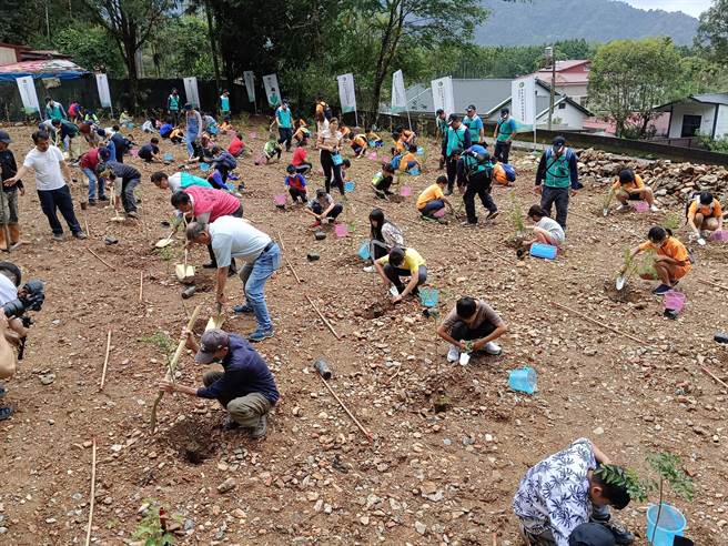 林务局南投林区管理处近年便开放由企业认养造林，提供捐款造林、合作造林2种模式。（读者提供／张妍溱南投传真）