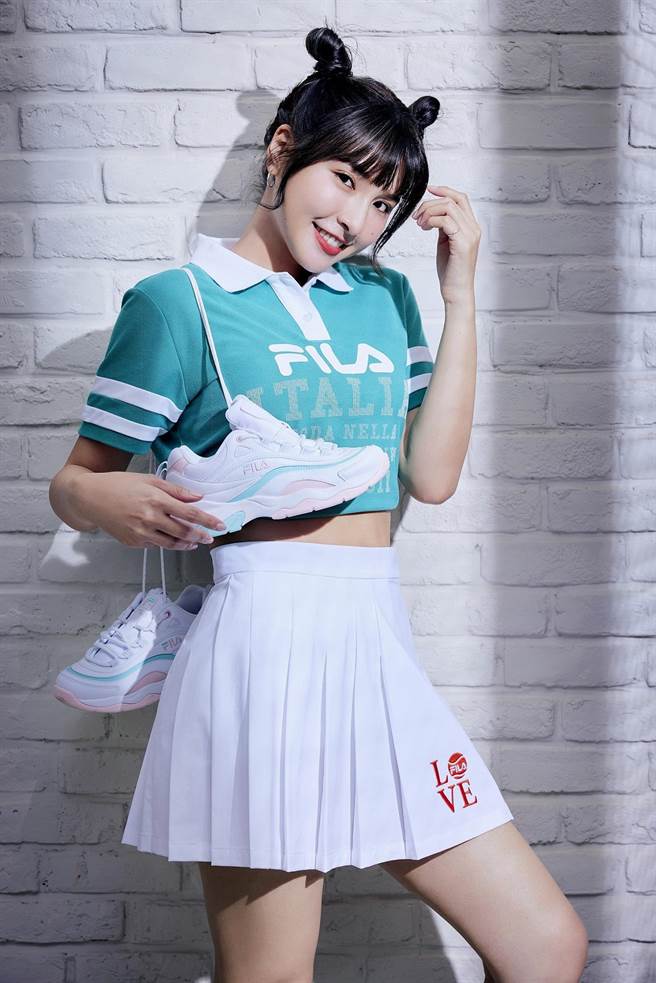 峮峮代言母亲节限定鞋款FILA RAY，表示已入手两双想和妈妈共创闺蜜般的母女穿搭。（FILA提供）