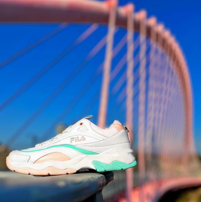 母亲节限定款FILA RAY，2480元。（FILA提供）