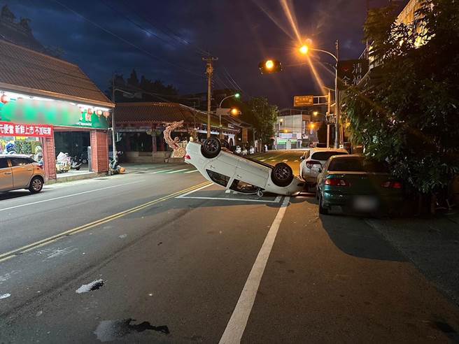 叶男擦撞后整辆车翻覆。（民眾提供／李京升苗栗传真）