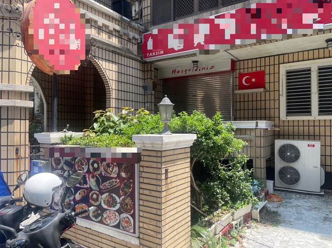 高雄市苓雅区林泉街某华厦1日中午发生离奇命案，家住2楼的彭姓男子被邻居发现陈尸在1楼花圃身亡。（高市苓雅分局提供／袁庭尧高雄传真）