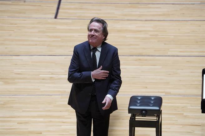 高龄77岁的钢琴大师布赫宾德近期在台演奏贝多芬32首钢琴奏鸣曲，至今已完成25首，观眾每场结束皆起立鼓掌，给予大师回馈。（牛耳艺术提供）