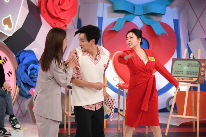 况明洁（右）示范八点檔经典桥段，对小煜赏巴掌。（三立提供）