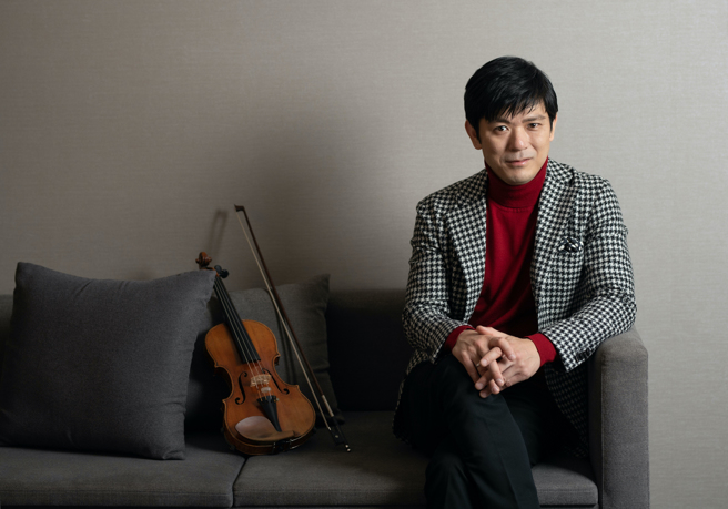柏林爱乐首席、小提琴家樫本大进来台举办独奏会，与钢琴名家巴克斯合作。（鹏博艺术提供）