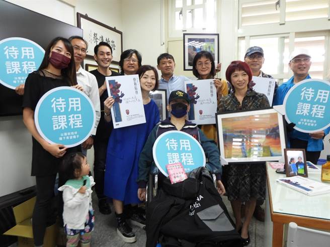 台湾待用课程协会自2015年起以艺术课程陪伴孩童，诱导潜藏天份，培养未来竞争力，今年适逢8年之际，协会将期间完成2600多堂课程的歷程出版成书《艺术陪伴》，透过文字向民眾分享孩童的无限潜能。（罗亦晽摄）