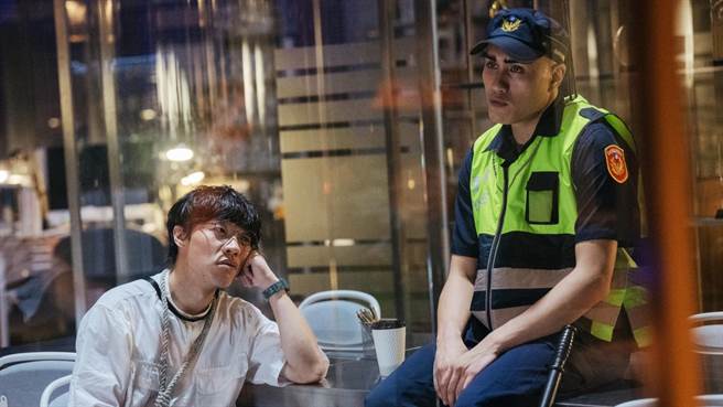 卢广仲（左）跟黄宣主演的《他马克老板》定檔9月28日上映。（氧气电影提供）