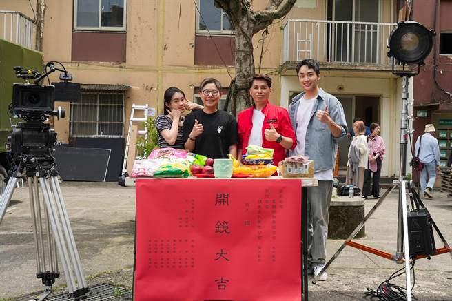 演员邱偲琹（左起）、出品人徐佩愉、导演洪诠富、新生代演员杨柏诚出席于1日举行的《雨》开镜仪式。（星骅娱乐提供）