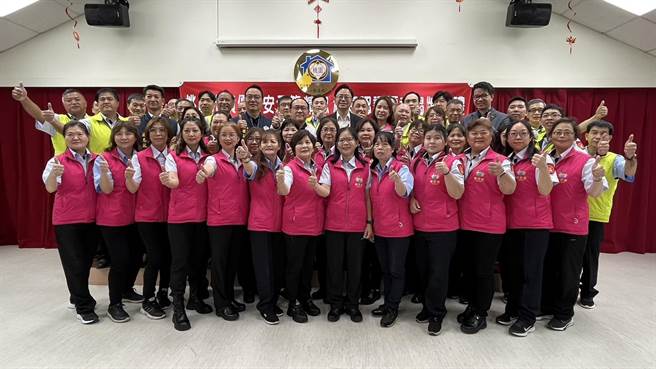 桃园市龟山区精忠里在12个社区激烈竞争下脱颖而出，获得111年绩优治安示范社区。(警方提供／蔡依珍桃园传真)