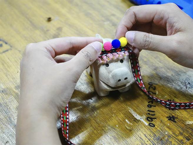 文观局指出，来到来吉部落一定要自己动手做山猪，可事先向「来吉社区发展协会」报名体验行程。（嘉义县政府提供∕吕妍庭嘉义传真）