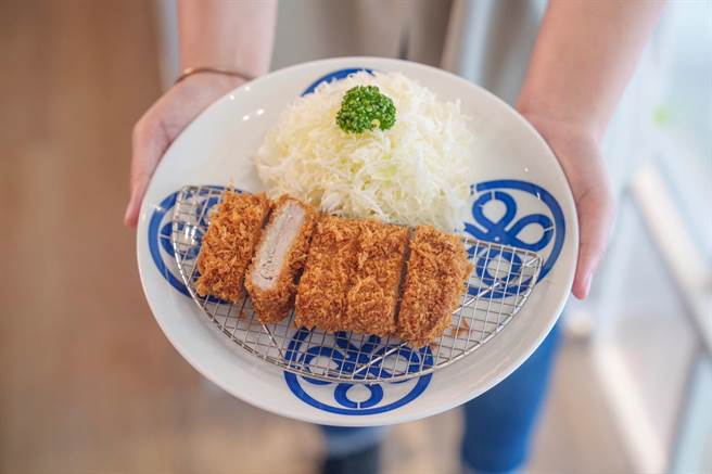 欢庆开幕，5月2日(含)前，点购任一套餐加价10元，即可获赠原价250元的腰内猪排一份，日限50份。(捷利国际餐饮集团提供)