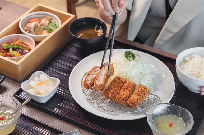 日本东京炸猪排名店「MAiSEN迈泉猪排」，标榜用筷子就能夹断猪排，受到不少猪排控喜爱。(捷利国际餐饮集团提供)