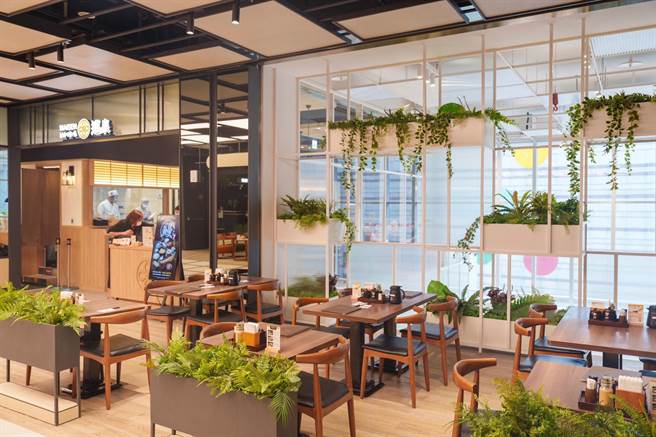 「迈泉猪排」进驻「NOKE忠泰乐生活」5F，紧邻商场挑高天井设计，採光充足，空间舒适。(捷利国际餐饮集团提供)