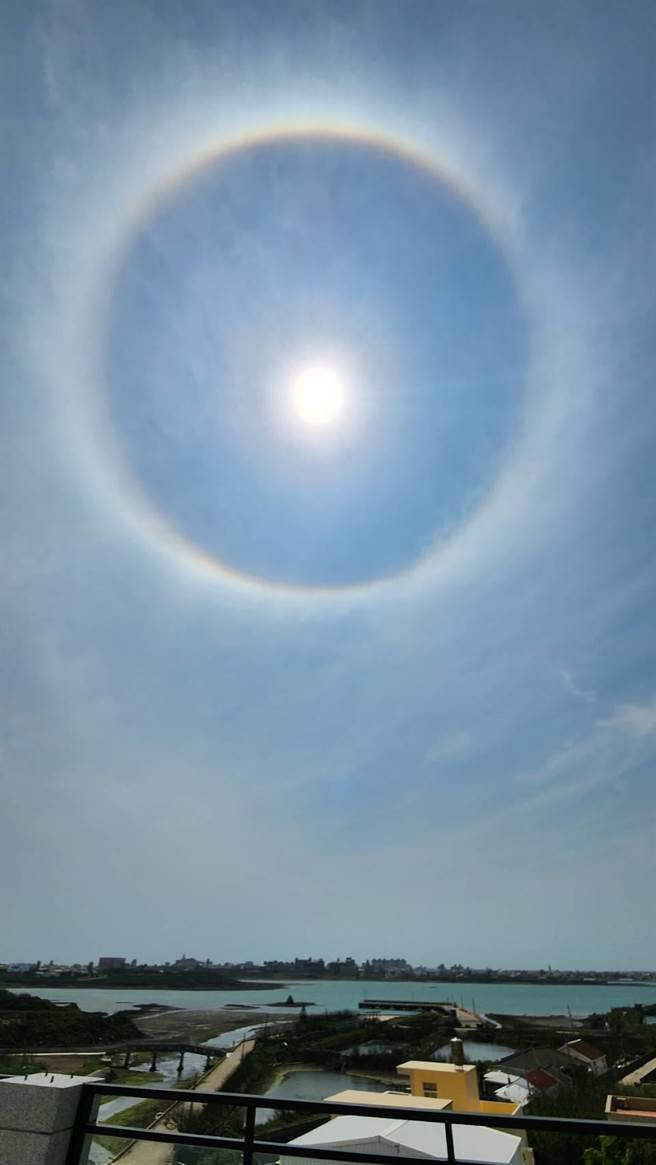 澎湖今日下午的天空出現日暈現象。（許逸民攝）