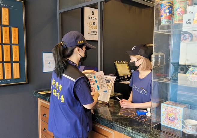 新北饮料店禁用塑胶一次用饮料杯今上路，首日抽查147家均合格。（新北市环保局提供）