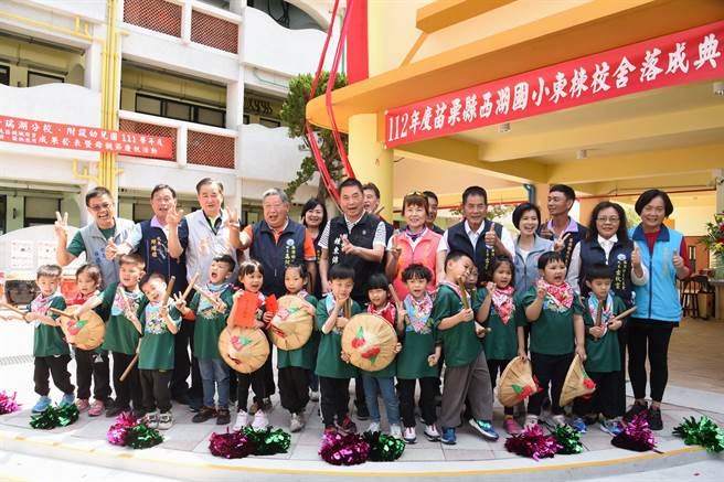 县长致赠红包给精彩演出的小朋友。（苗栗县政府提供／李京升苗栗传真）