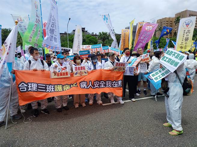 五一劳动节游行今天（1）举行，医疗相关工会也走上街头，集结上百人向政府表达诉求。（王家瑜摄）