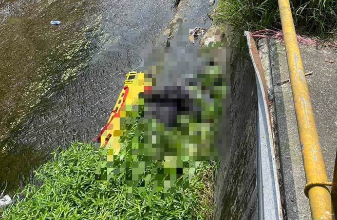 李男跌落大水溝，警消到場時已經沒有生命跡象。（消防局提供）