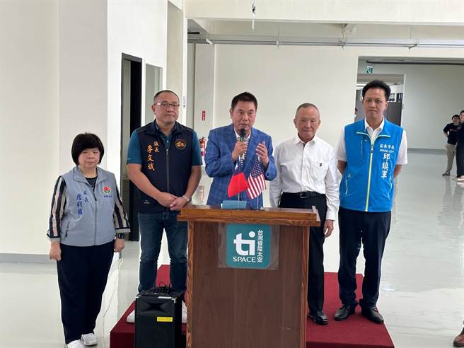 苗栗县长锺东锦等人迎接外宾。（苗栗县政府提供／李京升苗栗传真）