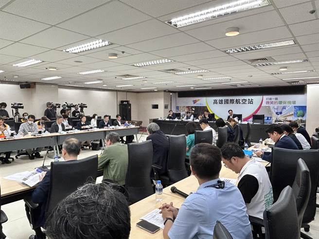 小港机场疫后航线恢復仅43％，交通部长王国材与交通部民航局、高市府观光局、交通局、航空业者等单位出席，研议疫后小港机场营运。（崔正纲摄）