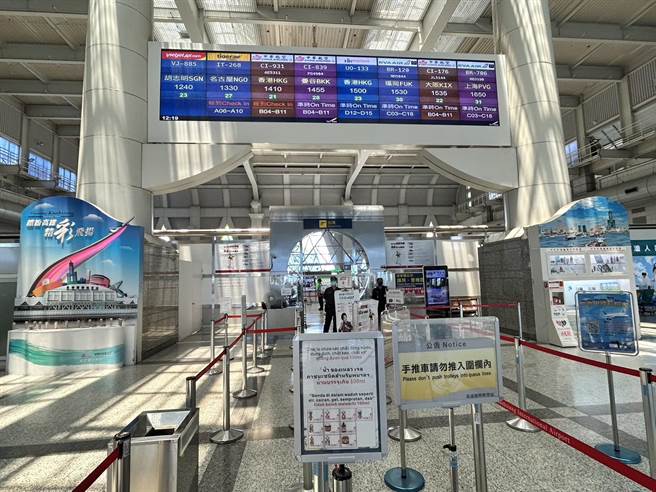 小港机场疫后航线恢復仅43％，绿委喊话要增加航线、航班。（崔正纲摄）