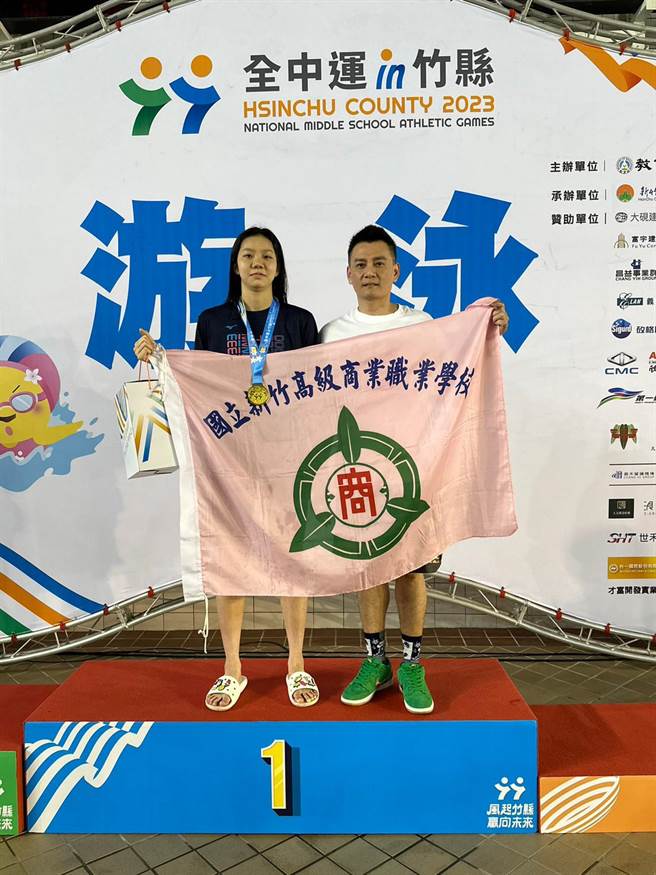 新竹高商廖佑菲（左）在游泳个人项目包办3金，并在高女50公尺仰式比赛中击败全国纪录保持人拿下金牌，堪称竹市最强代表。（新竹市政府提供／陈育贤新竹传真）