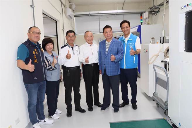 县长锺东锦、前县长徐耀昌、议长李文斌、苗栗市长邱镇军等人，跟业者一起参访。（苗栗县政府提供／李京升苗栗传真）