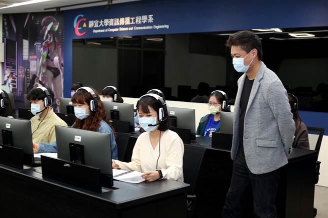 静宜大学有823位学生投入528名偏乡学童的远距辅导与陪伴，并编织出温暖与感人的故事！（静宜大学提供）