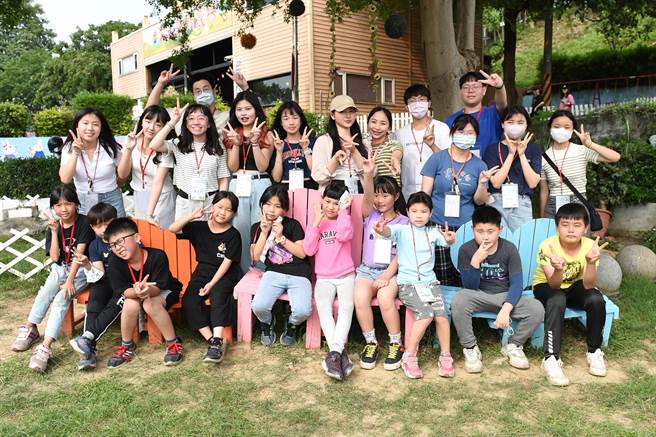 静宜校方举办「数位学伴相见欢」，透过昆虫解说、多肉植栽DIY等户外课程，让平时透过远距教学的大小学伴能交流互动，留下难忘回忆！（静宜大学提供）