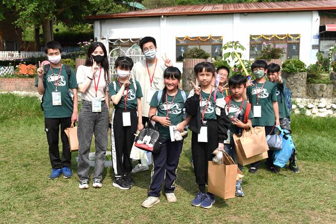 静宜执行教育部「数位学伴计画」，藉由远距课业辅导与陪伴，培养偏乡学童自信心，开启学习视野。（静宜大学提供）